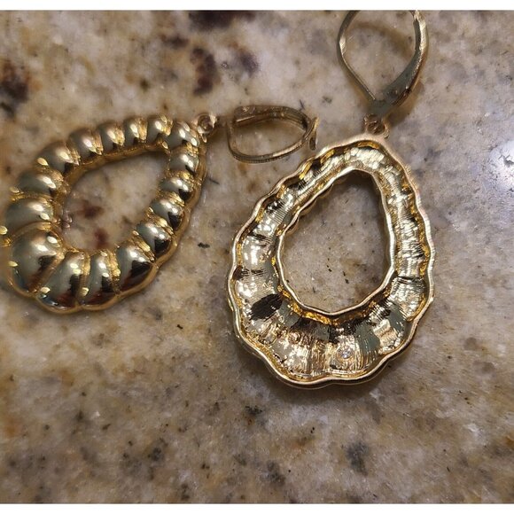 Gold Tone Monet Shell Shrimp Scalloped Necklace & Dangle Earrings Set - Picture 4 of 11